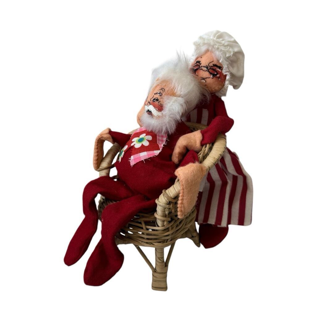 ANNALEE Santa And Mrs. Claus Wicker Chair Christmas Decor Folkart Shabby Chic - Picture 4 of 8
